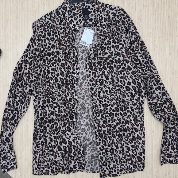 H&M Other - H&M leopard Print Button up - size Large